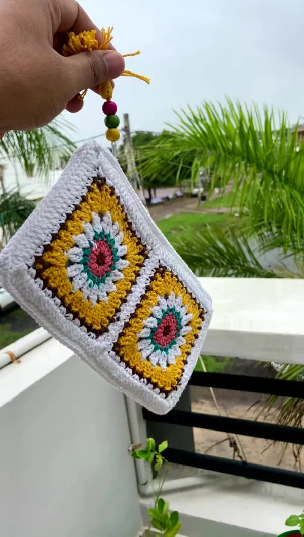 golden-daisy-crochet-pouch-yellow-radiance (1)