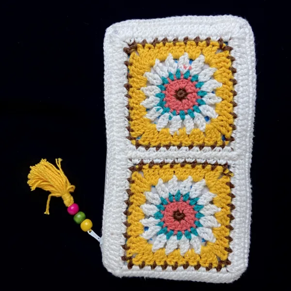 golden-daisy-crochet-pouch-yellow-radiance (2)