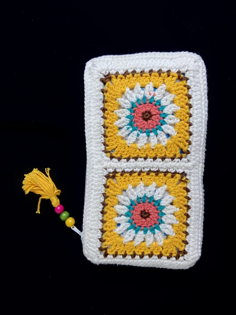 golden-daisy-crochet-pouch-yellow-radiance (2)