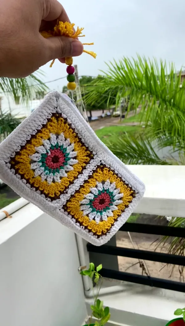 golden-daisy-crochet-pouch-yellow-radiance (3)