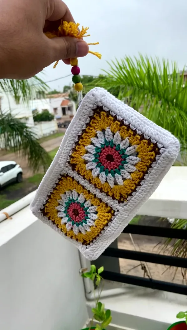 golden-daisy-crochet-pouch-yellow-radiance (4)