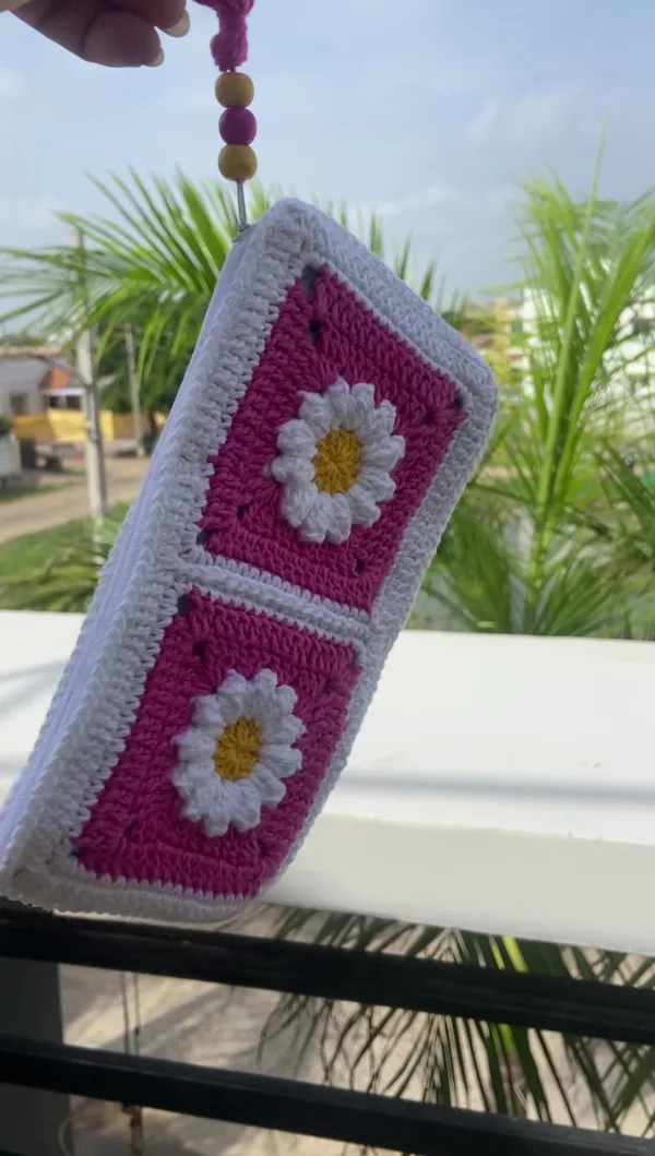 pink-bloom-crochet-pouch-daisy-edition (1)