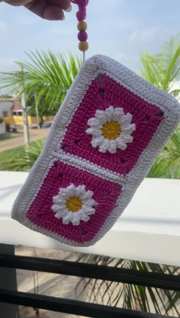 pink-bloom-crochet-pouch-daisy-edition (3)